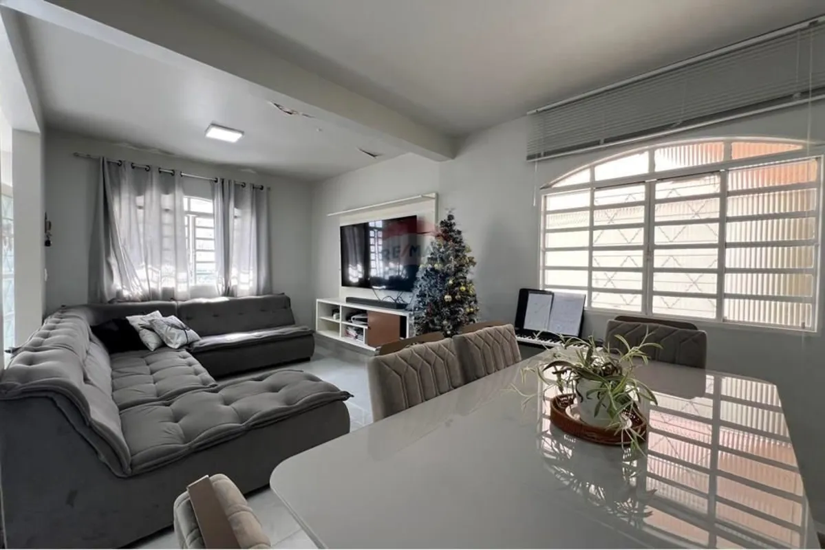 Descubra a sua próxima casa ideal neste incrível imóvel à venda no Guará II. Sit...