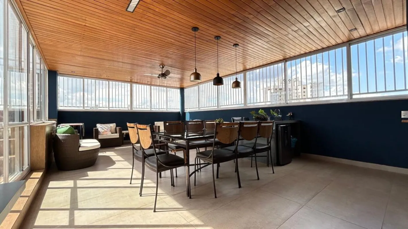 PISO INFERIOR3 suítes plenas com armários e ar condicionadosSala de estar com sa...