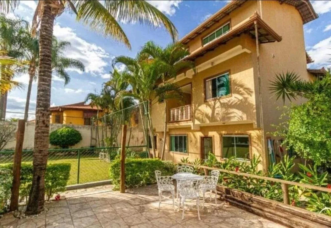 SOBRADO SMT - Taguatinga | Alto Padrão | 4 Suítes | 450 m²Sobrado moderno, com t...