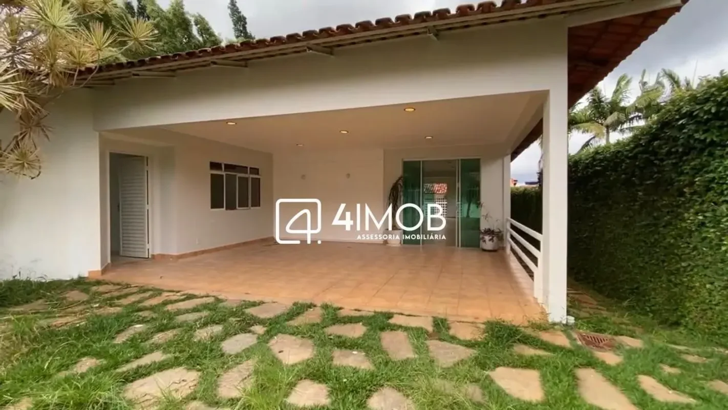 Sua oportunidade de viver no aconchego de uma casa térrea, em condomínio tranqui...