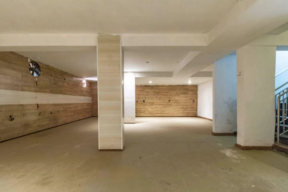 Excelente loja comercial com 197m², distribuídos entre térreo e subsolo, situada...