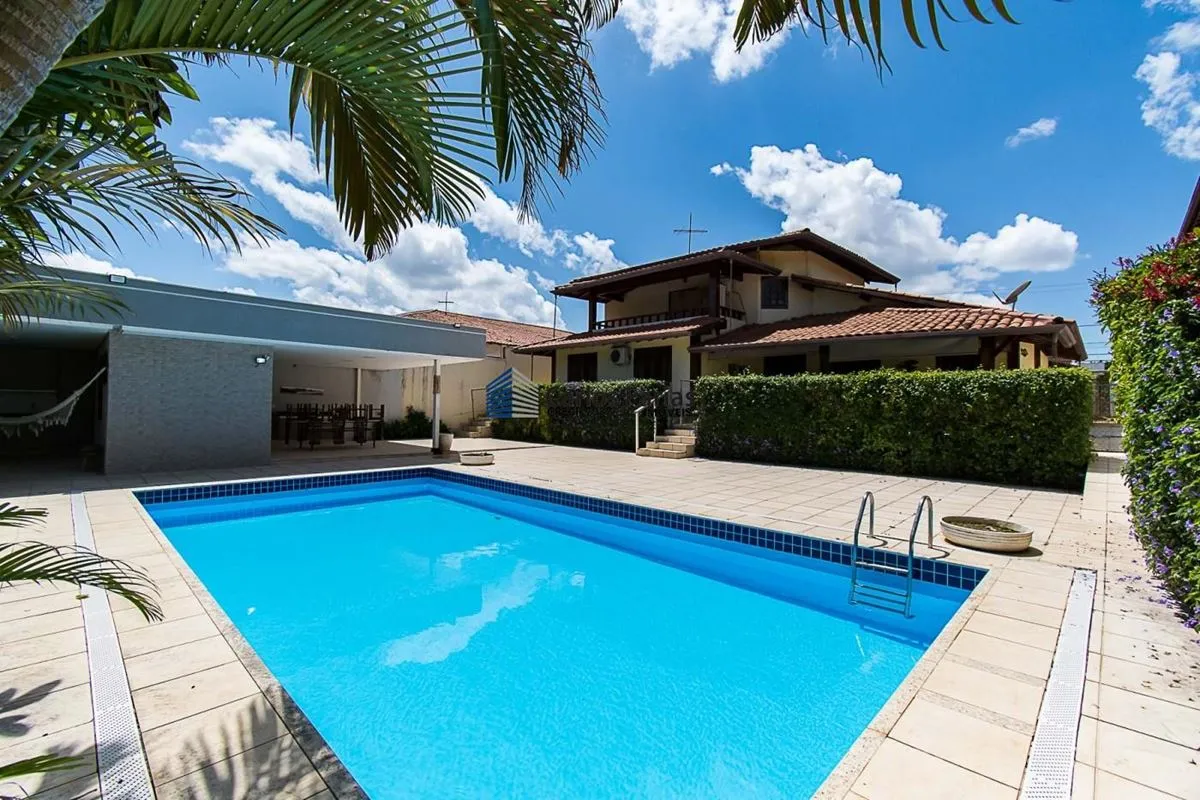 CASA DE ALTO PADRÃO À VENDA LAGO SUL QI 21 Área construída: 400m² Lote: 1.200m² ...