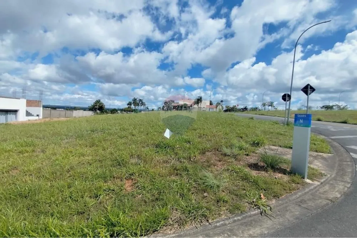 Melhor lote do condomínio, de esquina, a poucos passos da área de lazer e portar...