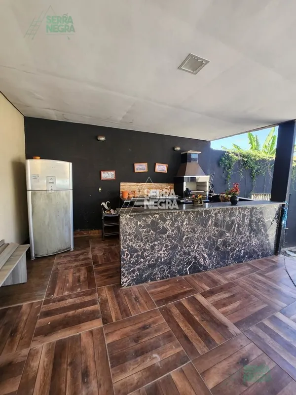 - Área total terreno:464,30m²- Área construída: 470,00m² - 04 quartos sendo 03 s...