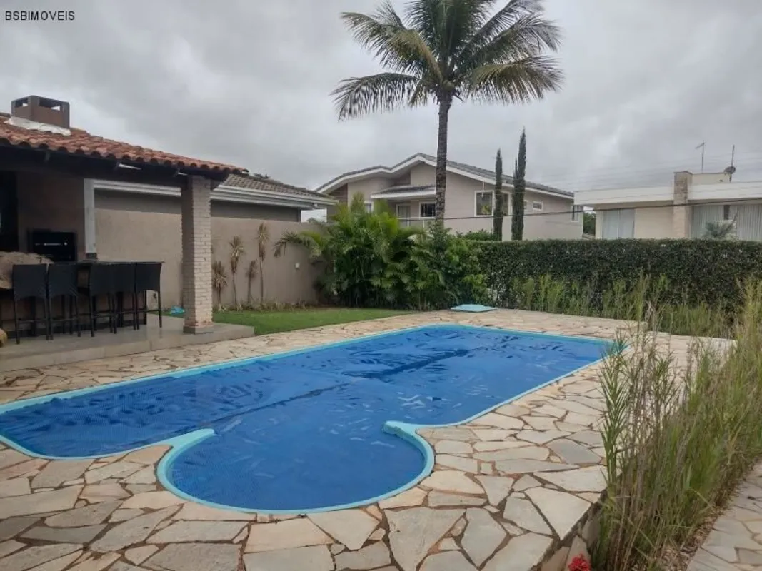 BSB Imóveis vende:Casa térrea ampla e muito bem planejada, com 4 quartos, sendo ...
