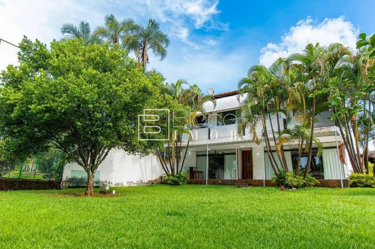 Casa muito bem construída com estrutura de concreto robusta para reforma e atual...