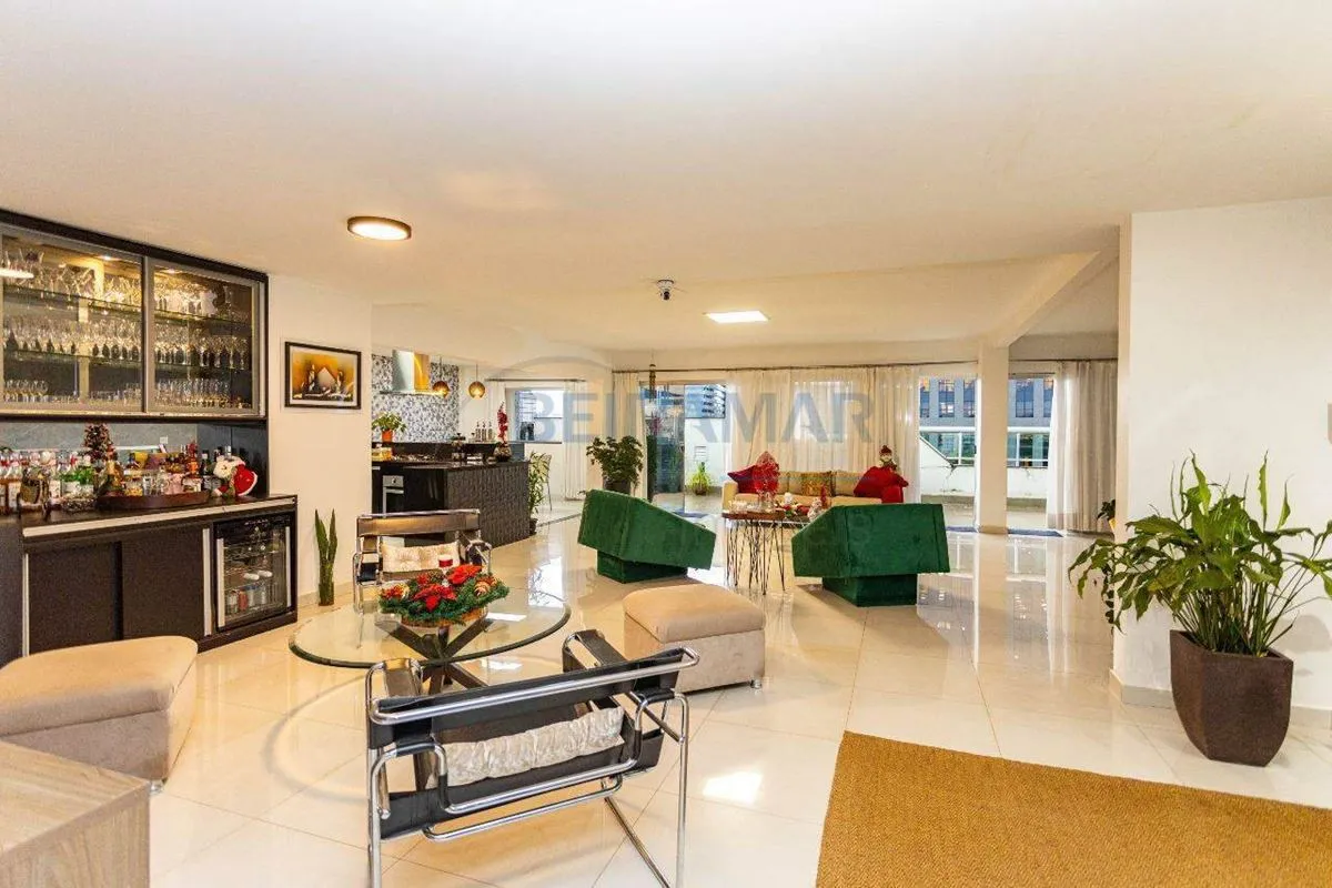 Cobertura Duplex de Alto Padrão com 4 Quartos, 1 Suíte Master e 2 Vagas - SQN 40...