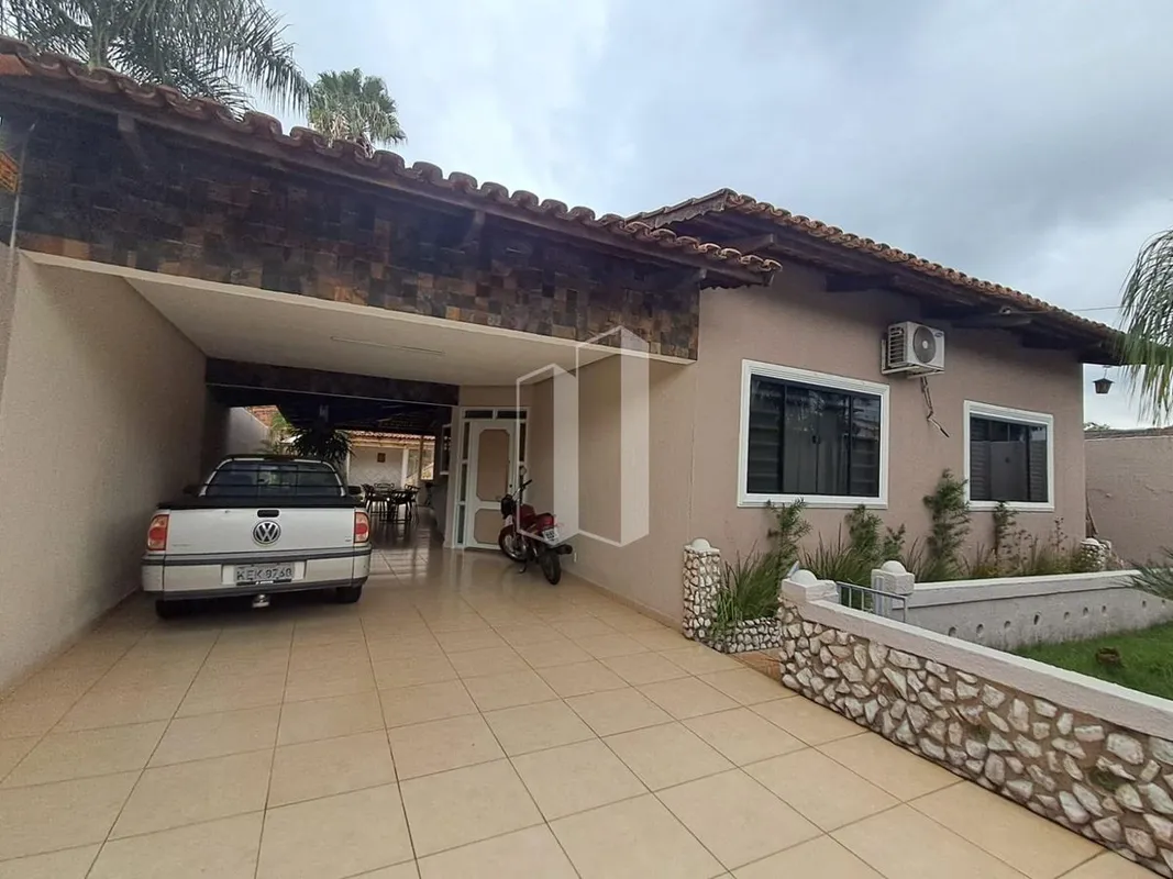 Casa impecável, situada em lote individual, oferecendo muito conforto, privacida...