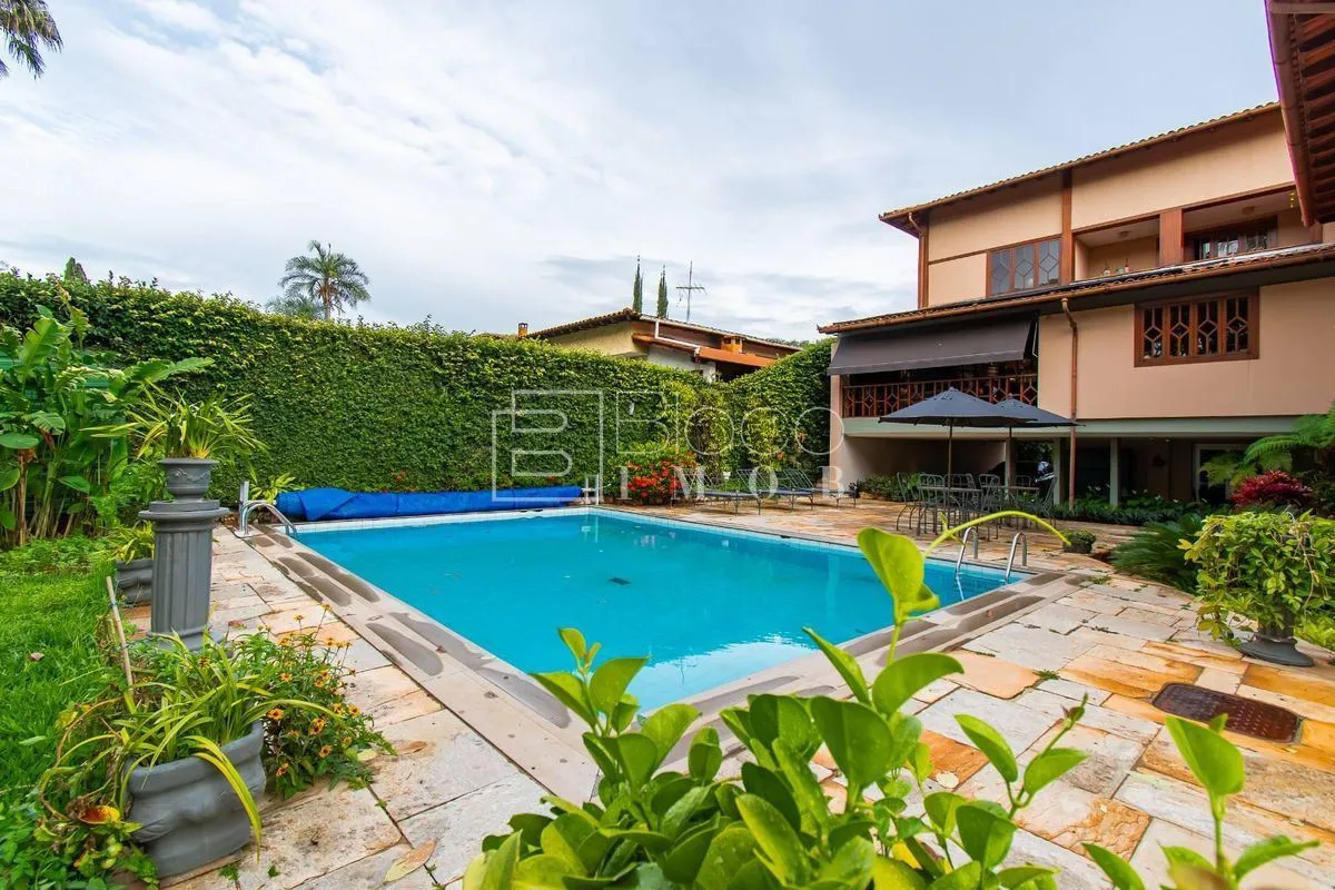 CASA COM ESTRUTURA ROBUSTA PRESERVA O CLÁSSICO COM ELEGÂNCIA!Construída: 547,80m...