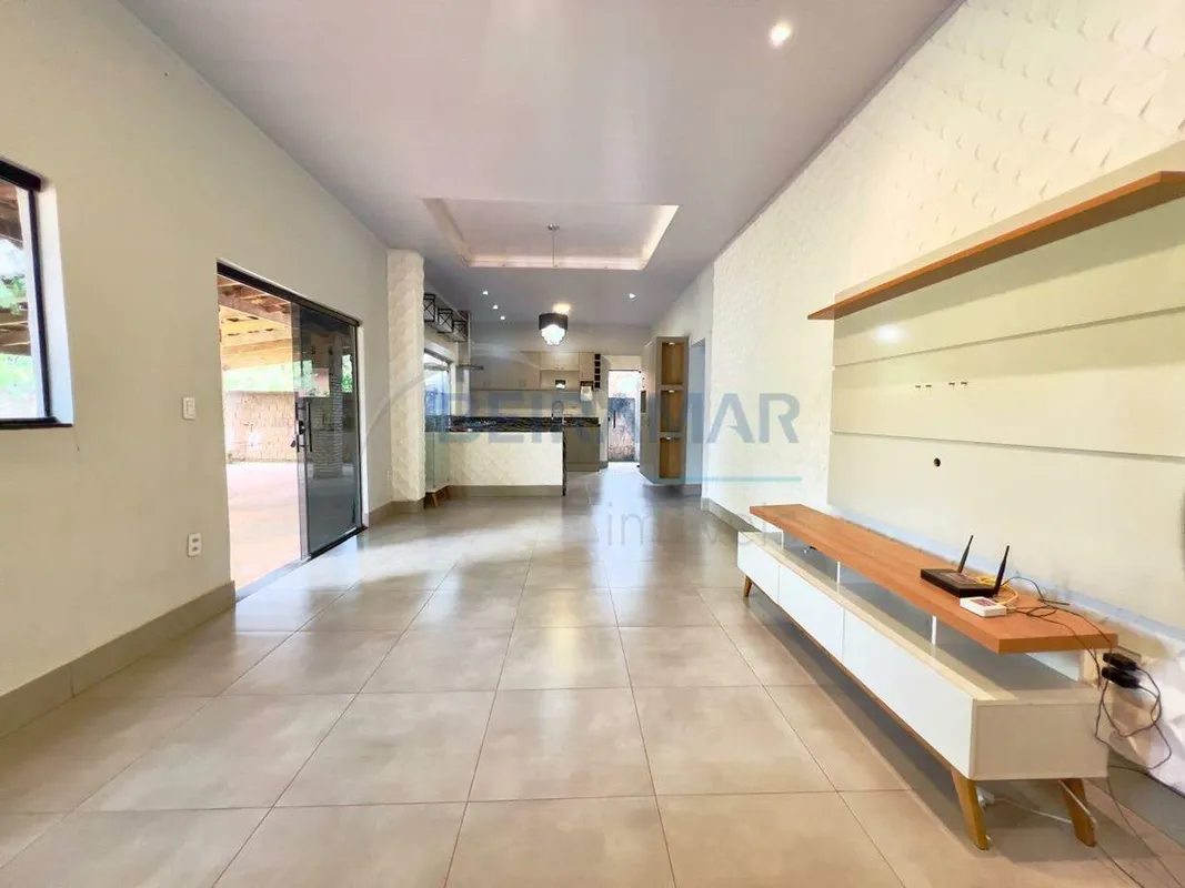 Descubra esta belíssima casa com estilo moderno/rústico, projetada para oferecer...