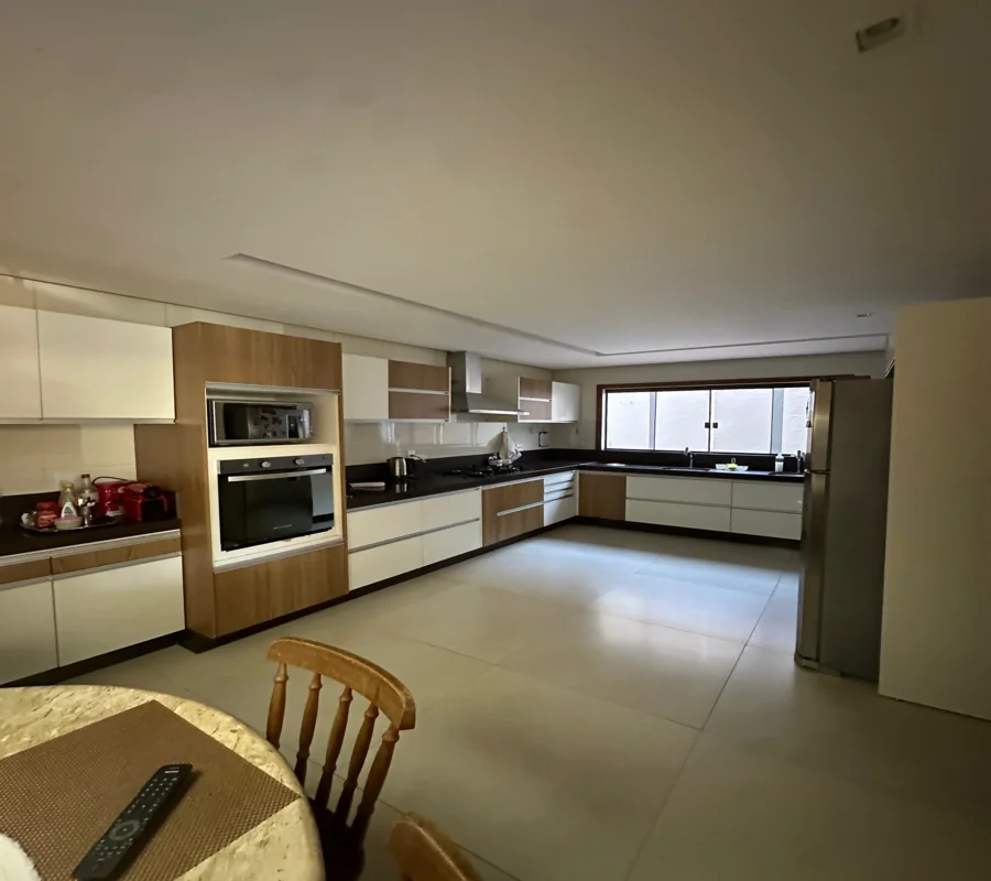 IMÓVEL COM OPÇÃO DE VENDA, VALOR R$ 2.750.000Descubra uma residência muito bem l...