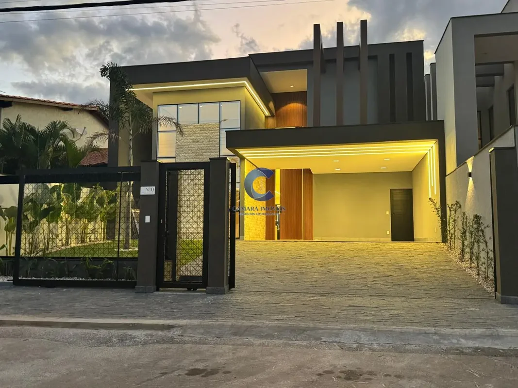 Casa localizada Na rua 12 de Vicente PiresO imóvel conta com 4 amplas suítes, se...