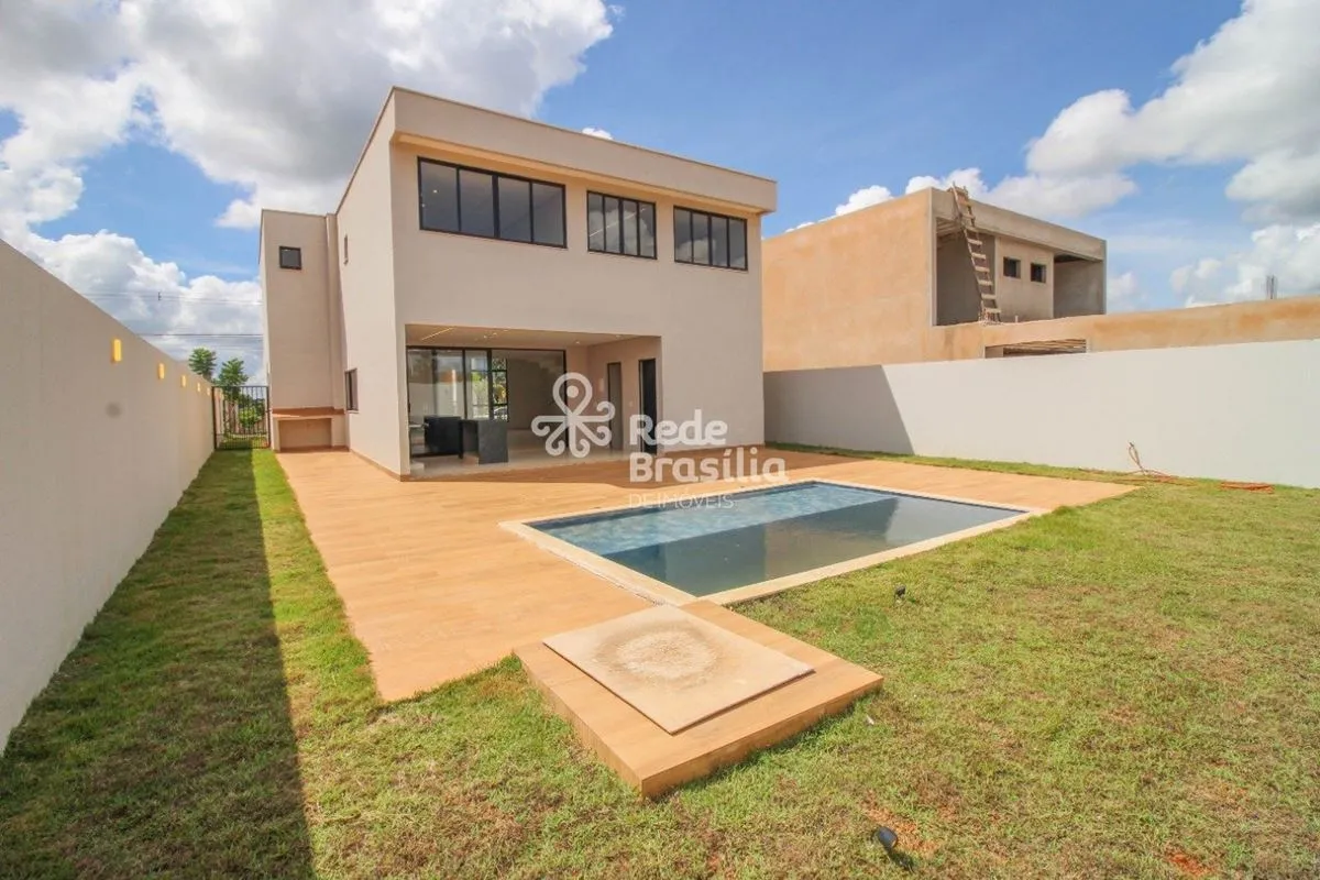 Este elegante sobrado une arquitetura contemporânea, excelente aproveitamento do...