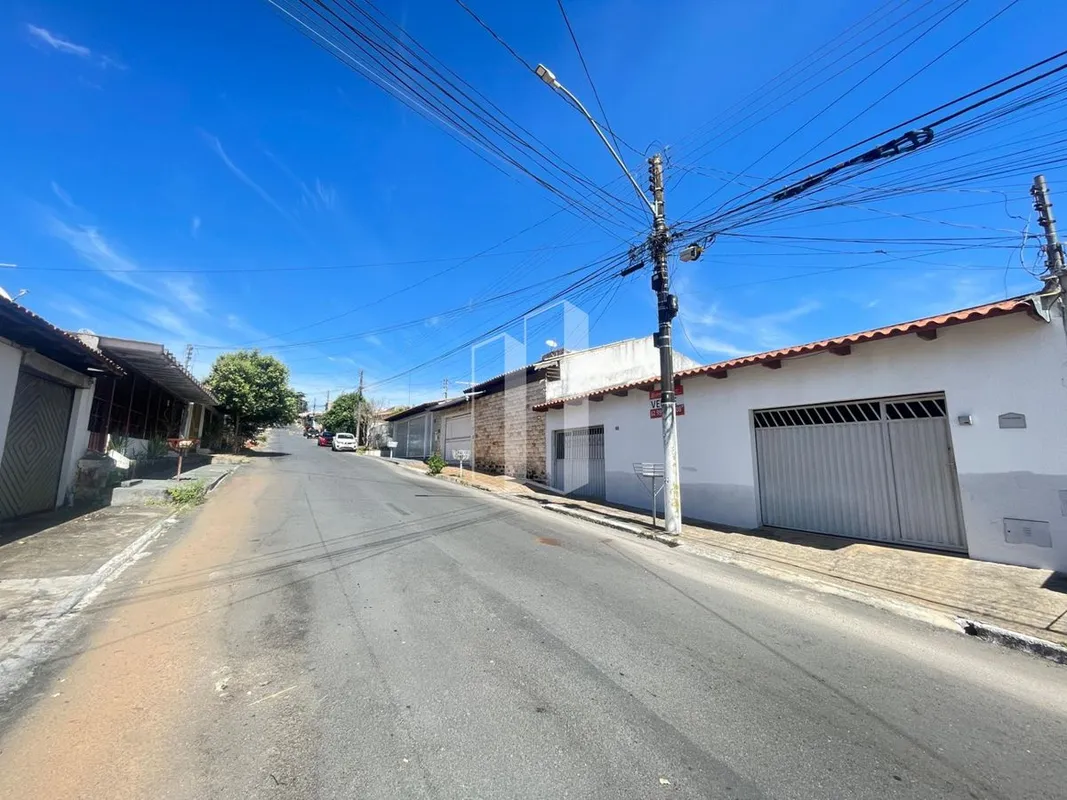  Casa com Barracão Lateral - Excelente OportunidadeCasa principal:.3 quartos.Ban...