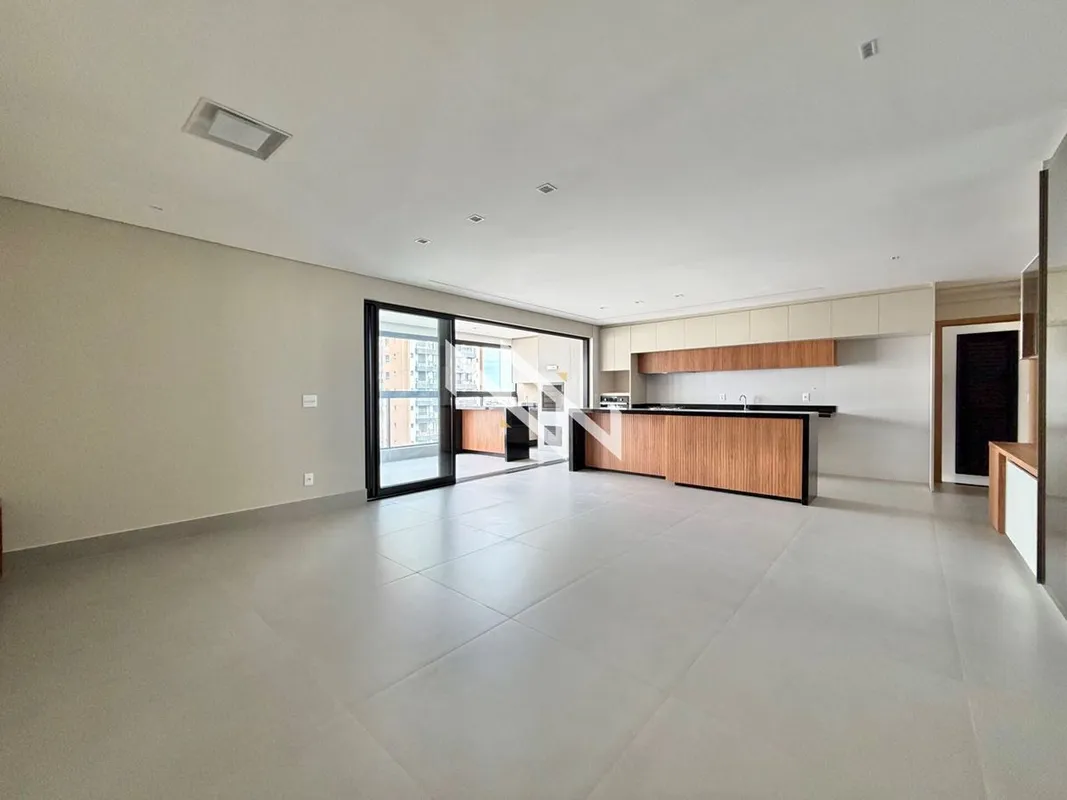 Apartamento no Setor Bueno, na Rua T-30, em frente ao WR Júnior, com 161 m², trê...