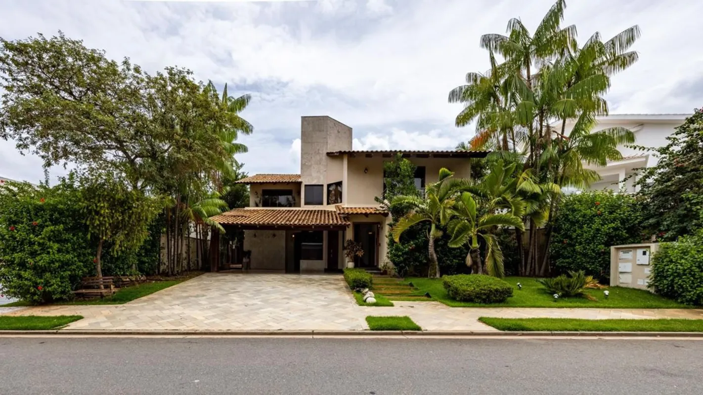 O sobrado no Alphaville Cruzeiro apresenta um projeto amplo, funcional e com aca...