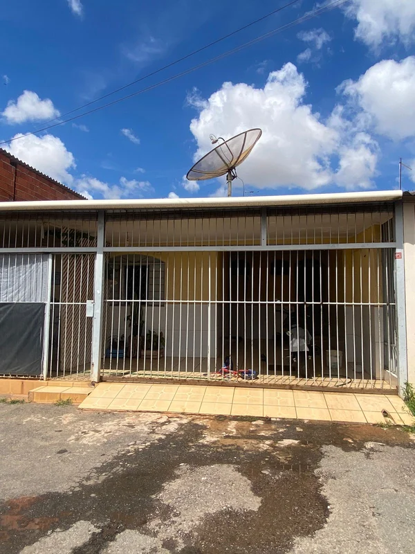 VENDE-SE UMA CASA COM 2 MORADIAS! 1ª Possui: 3 Quartos sendo uma suite 1 Sala 1 ...