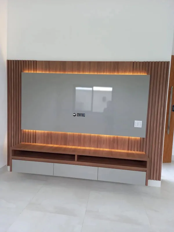 Casa no Jardins Nápoles com 261 m² com 3 quartos sendo 3 suítes e 5 banheiros. S...