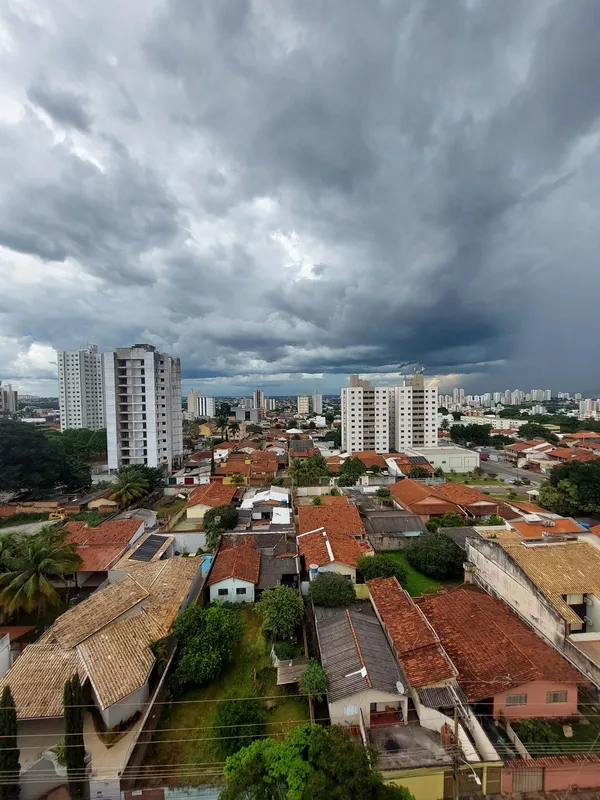 Excelente Cobertura, contendo no piso inferior 3 quartos sendo uma suíte, com ar...