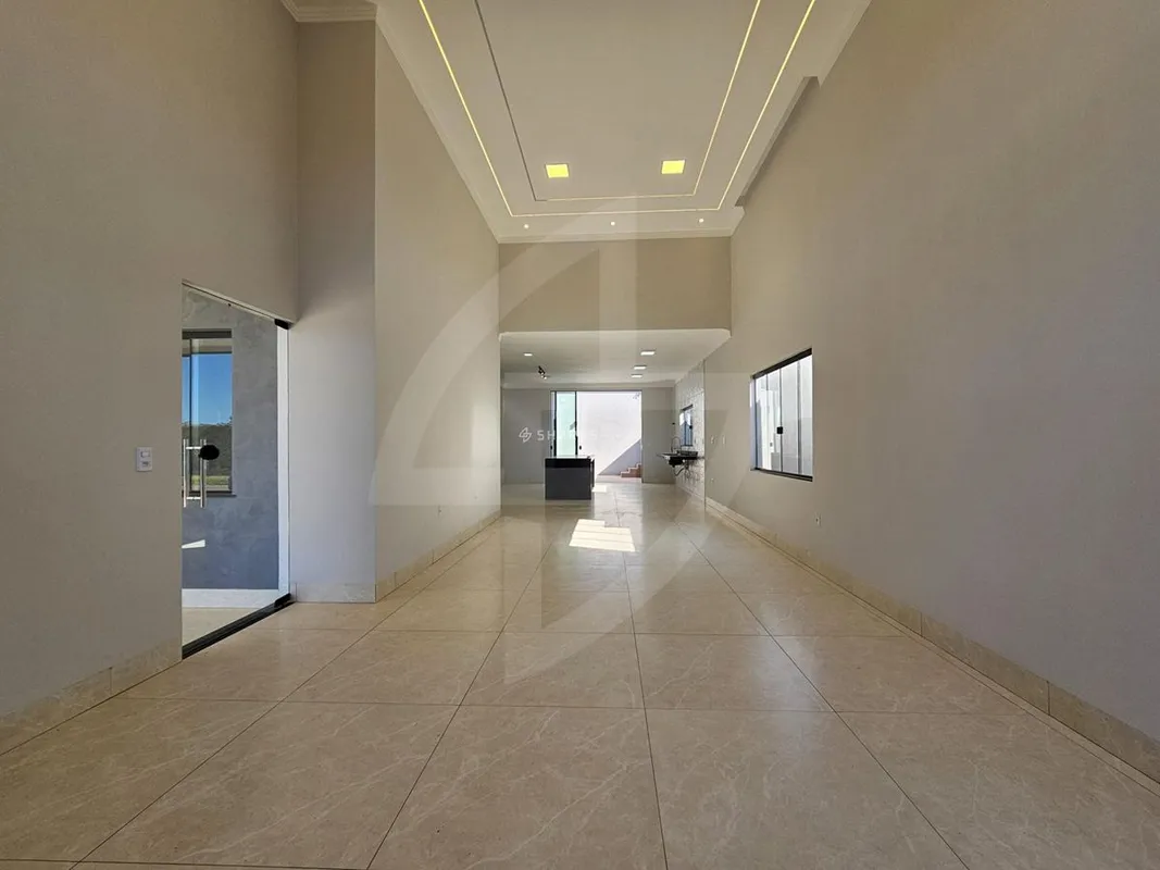 Localizada em um terreno de 300m², dos quais 170m² são dedicados à área construí...