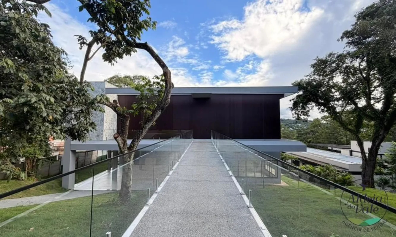 Sobrado novo e moderno no Aldeia do Vale.Térreo com sala de estar, lavabo, jardi...