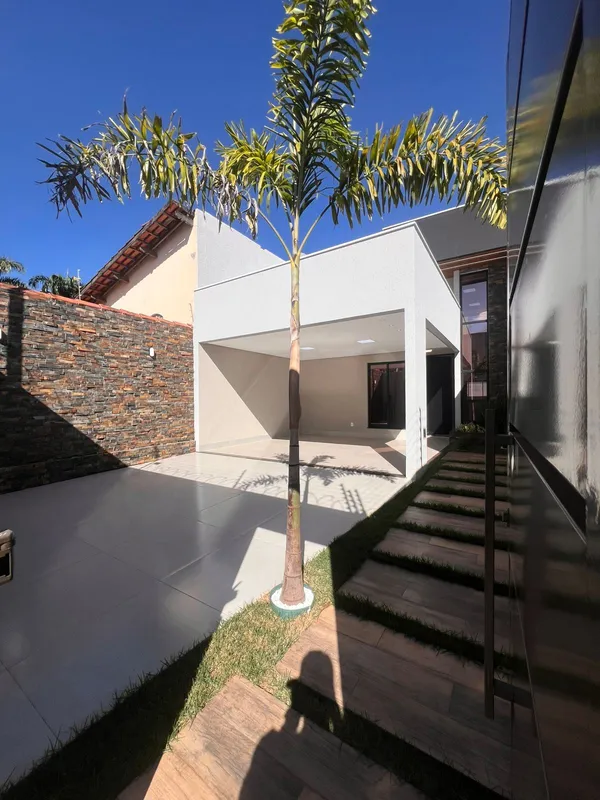 CASA TÉRREA •3 quartos sendo 1 suíte master com closet e saída para jardim de in...