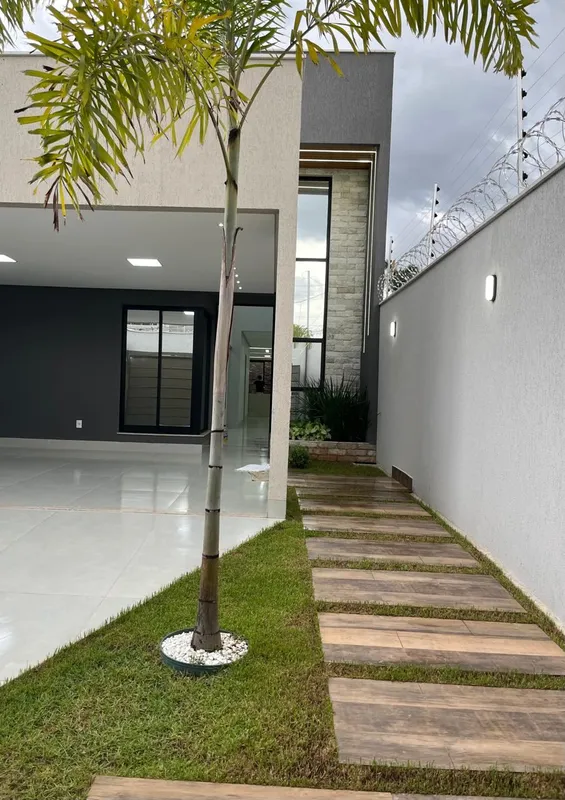 CASA TÉRREA •3 quartos sendo 1 suíte master com closet e saída para jardim de in...