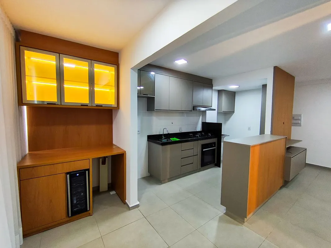 Apartamento com 03 quartos, sendo 01 suíte, completo em armários planejados. Coz...