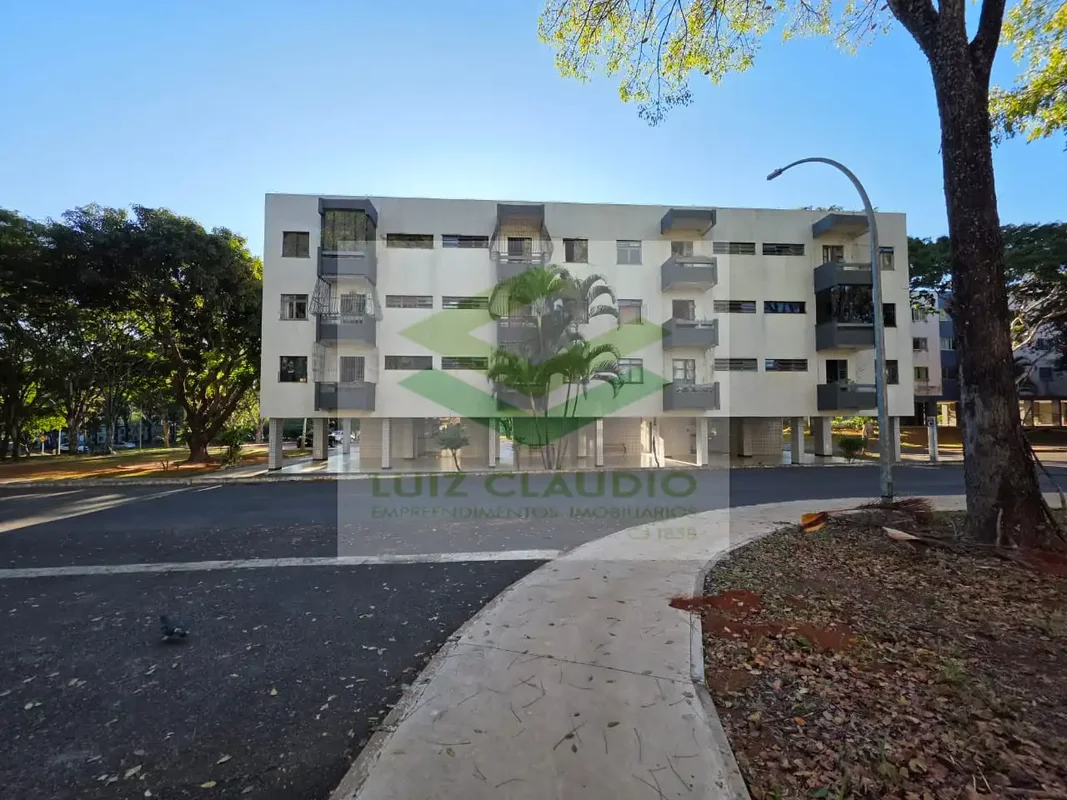 Descubra um apartamento reformado na confortável e estratégica SQN 407 Bloco C, ...
