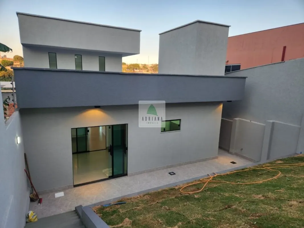 casa ampla , excelente iluminação natural , arejada , espaços amplos , 3 quartos...
