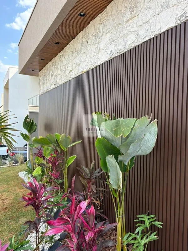 - 4 suítes - Lavabo- Despensa- ?Armário garagem- ?Adega/Livraria na sala - Pisci...