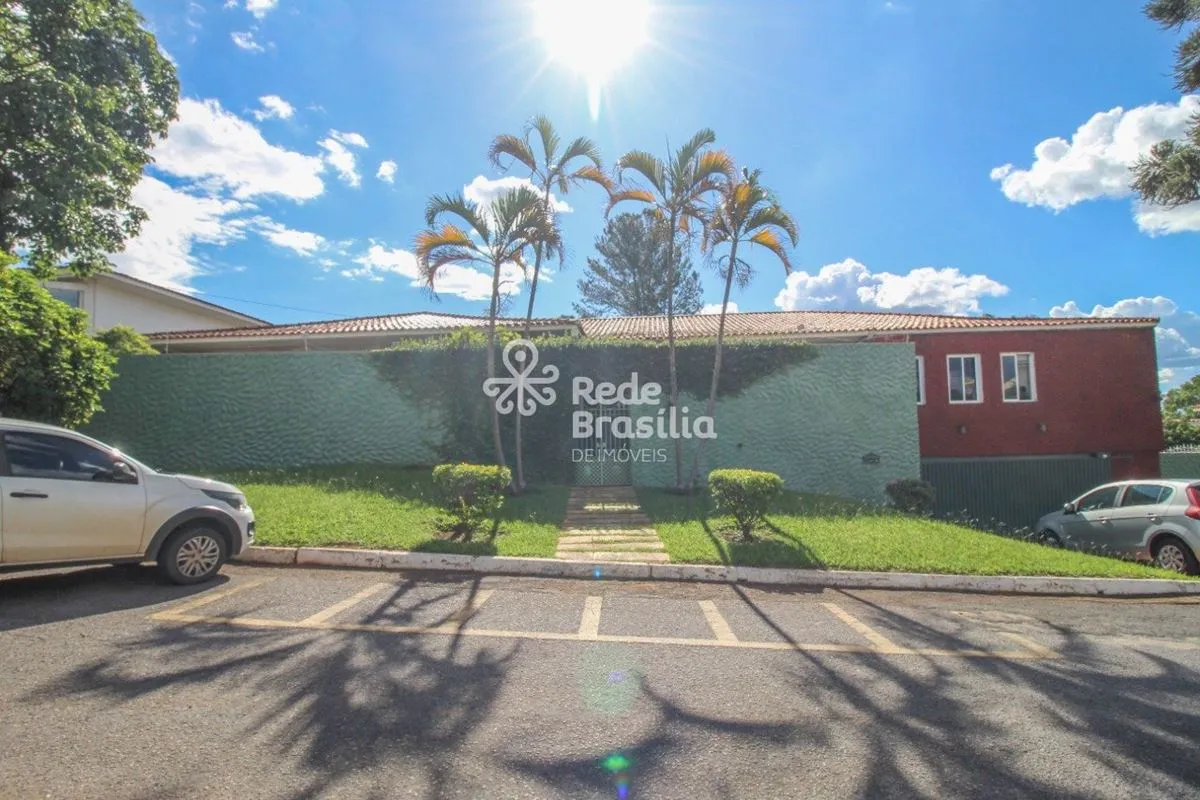Aluga-se excelente casa localizada no Lago Sul, uma das regiões mais nobres e va...