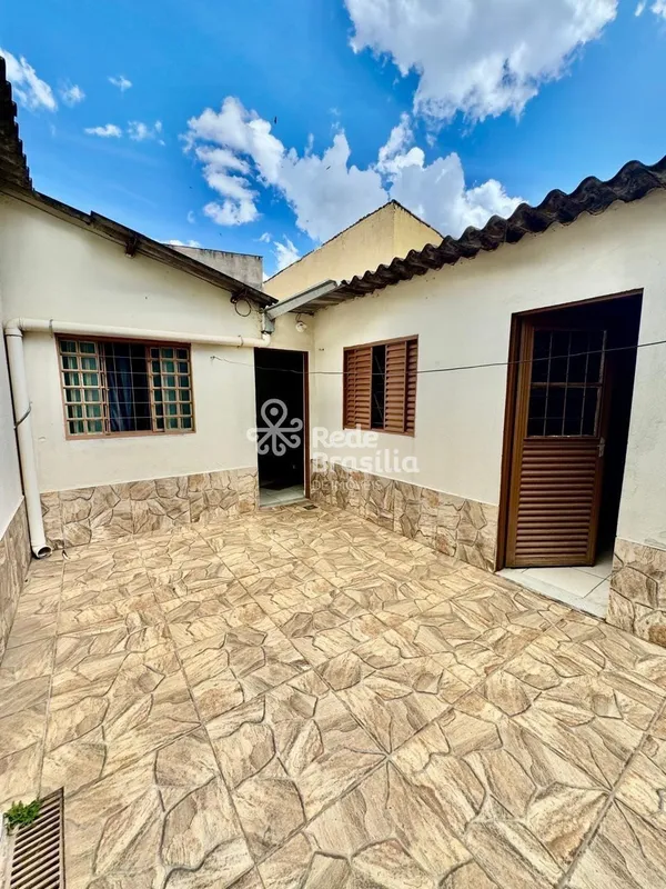 Imóvel ideal para locação. CARACTERÍSTICAS PRINCIPAIS:- Casa Principal + duas ed...