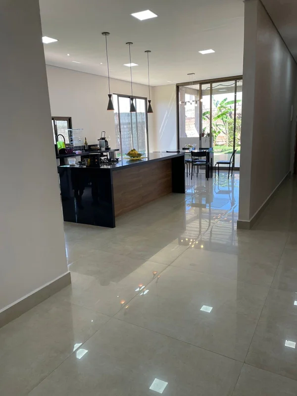 Descubra uma casa exclusiva no Condomínio Residencial Vale das Palmeiras, no bai...