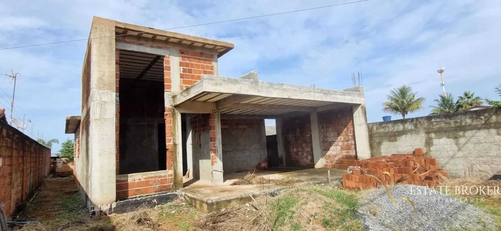  Excelente oportunidade de investimento! Imóvel construído em lote amplo de 400 ...