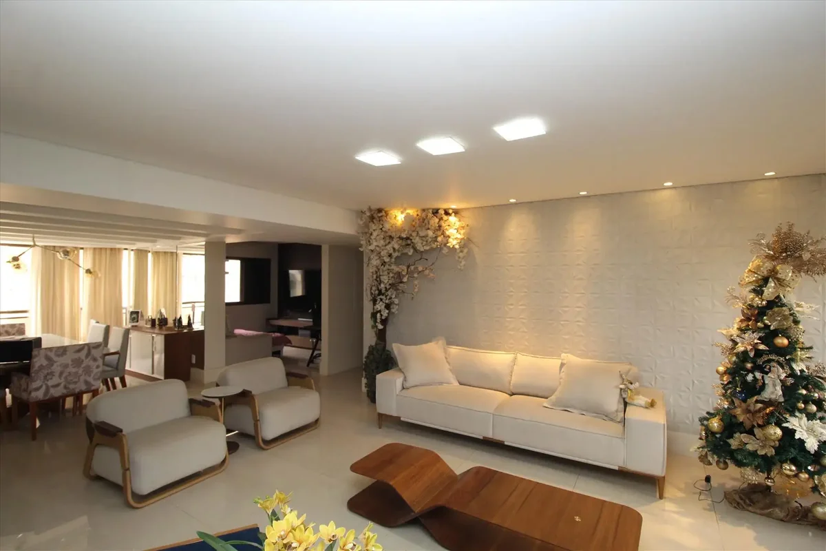 Excelente opção para locação, com ambientes amplos, bem iluminados e vista livre...