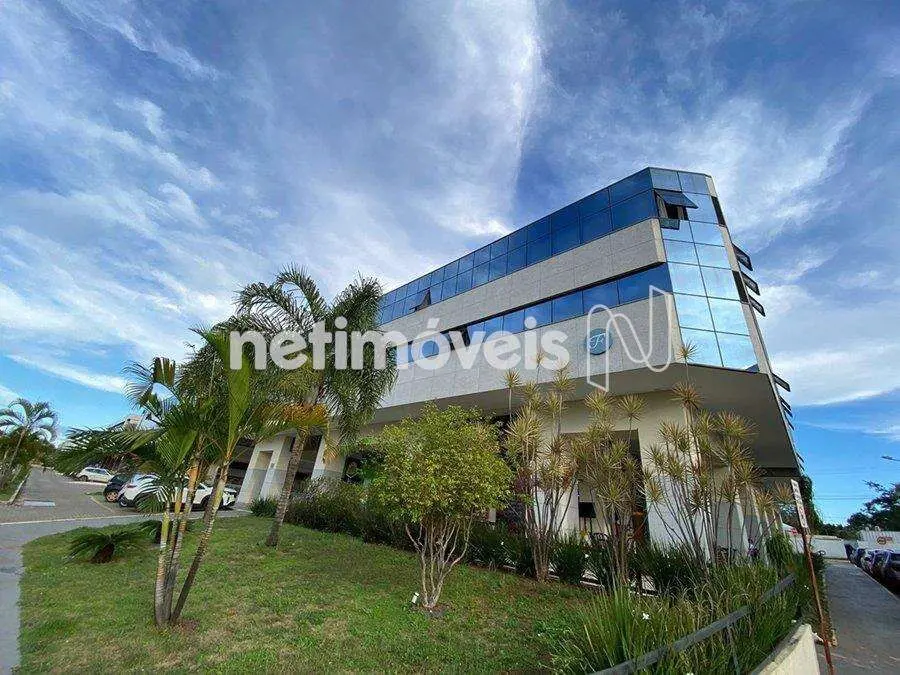 Composto de sala, copa ou cozinha, quarto, banheiro, com armários no quarto, coz...