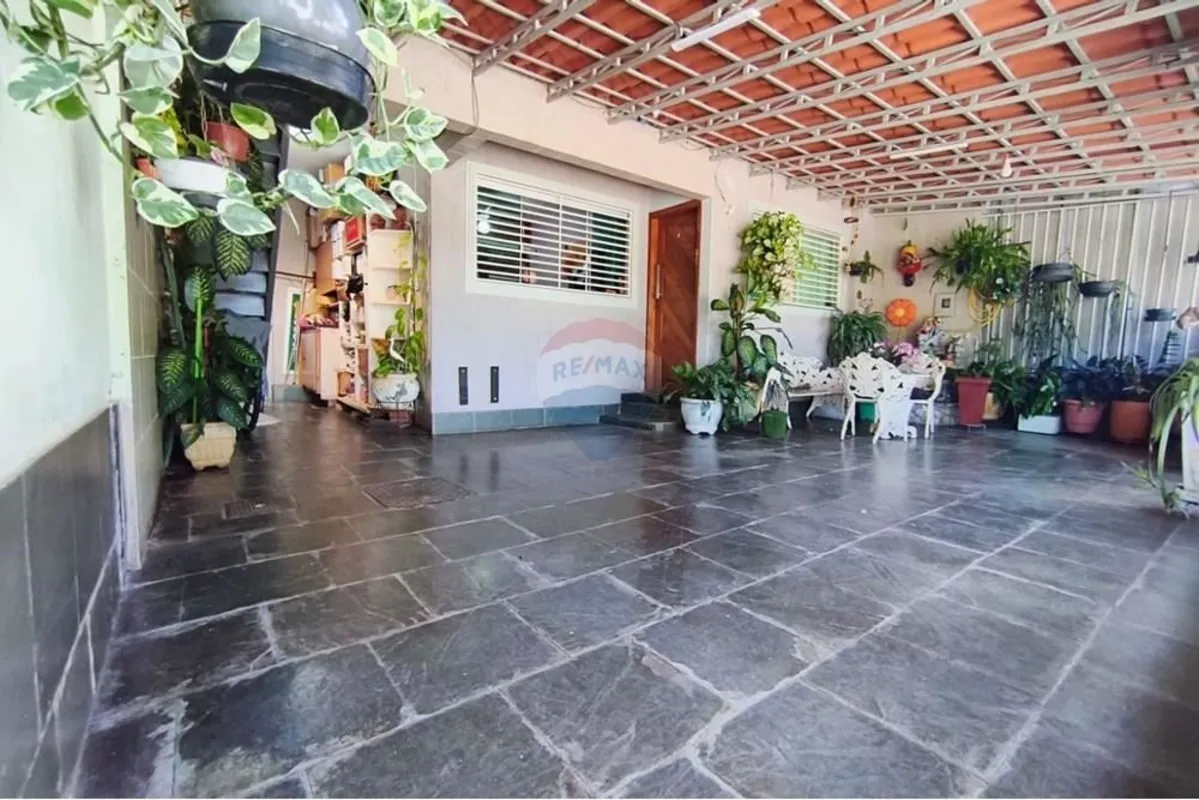 Seu novo lar no coração do Guará II te espera!Apresentamos esta excelente casa n...