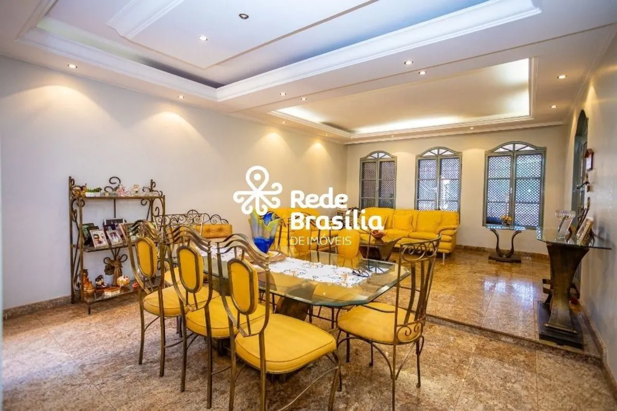 QNE 19 - Taguatinga NorteLocalizada na QNE 19, esta casa oferece todo o conforto...