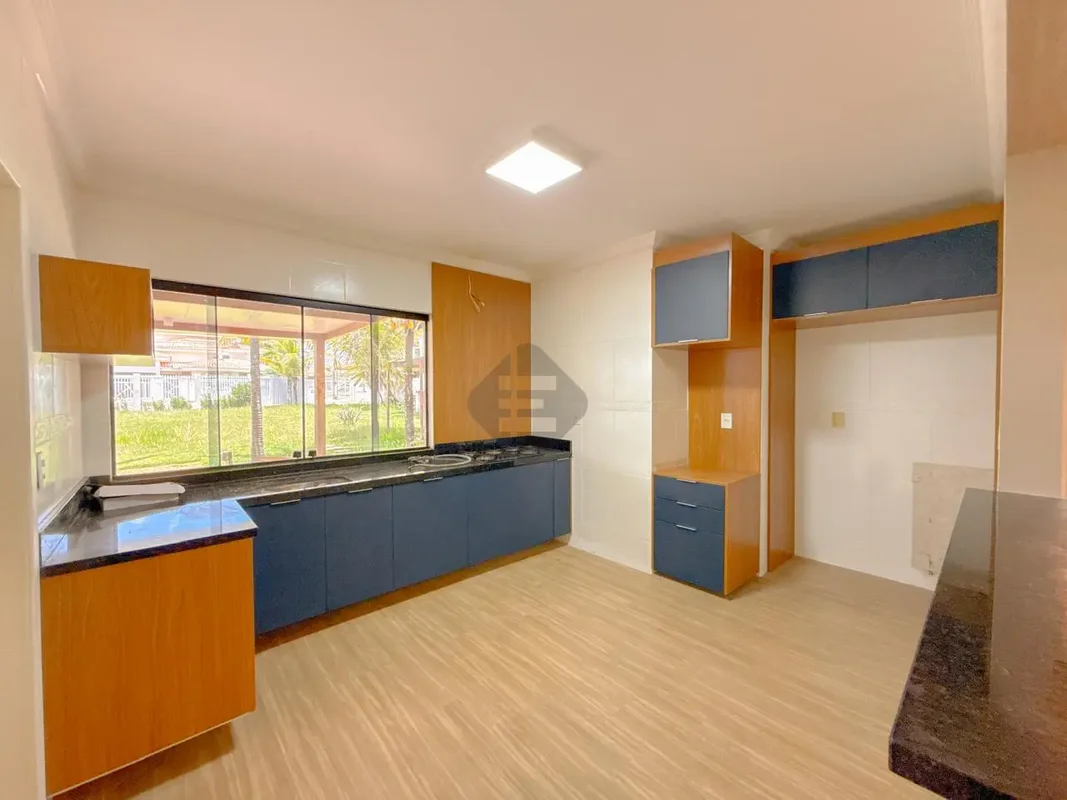 A Eldorado Imobiliária apresenta uma linda casa para locação no renomado Condomí...