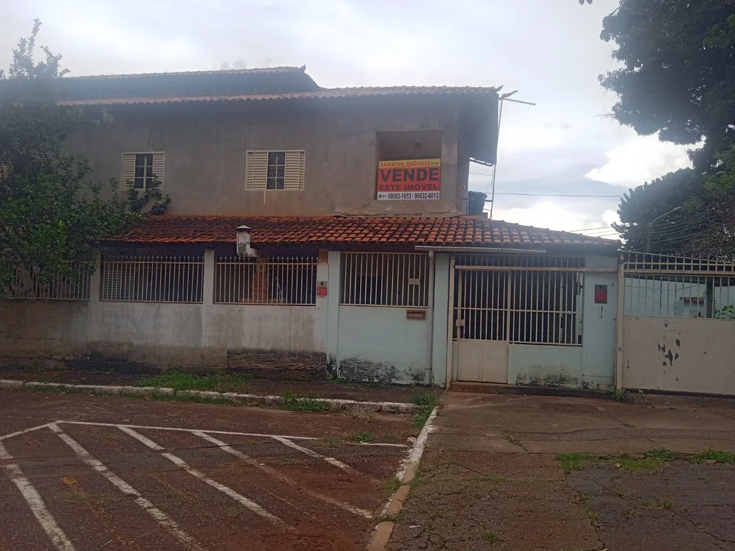 ATENÇÃO VENDO CASA DE ESQUINA COM DOIS ANDARES QUITADA E DESOCUPADA, SRES Quadra...