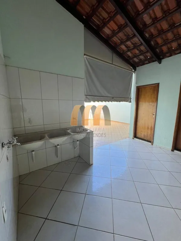 3 quartos com armários, sendo 1 suíte e box de blindex, 2 salas, cozinha com arm...