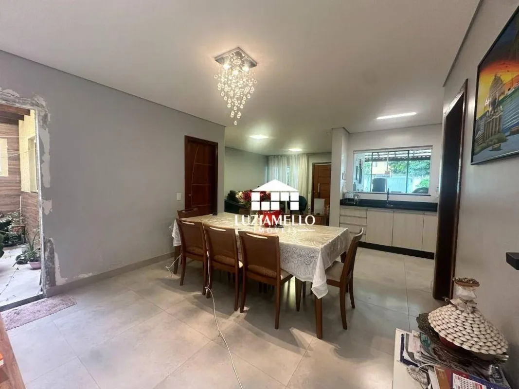 Casa térrea, no lote de 550m2, com aproximadamente 150 metros de área construída...