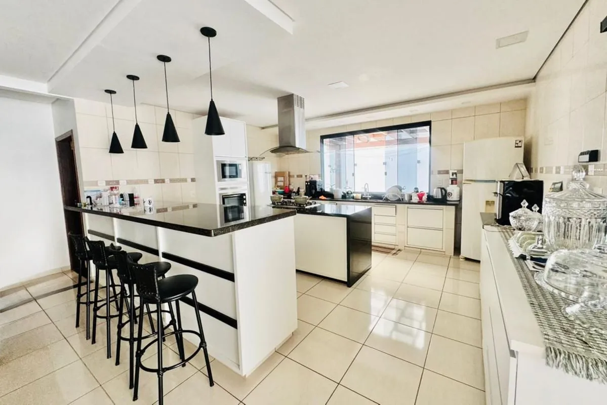 CASA EM CONDOMÍNIO FECHADO NA RUA 10 COM AMPLO TERRENO, ÁREA VERDE E POTENCIAL D...