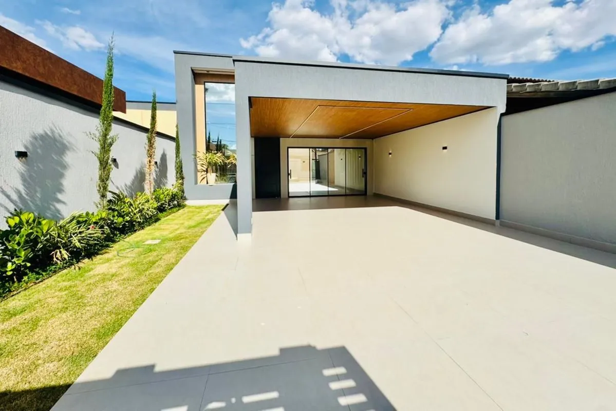 CASA MODERNA DE ALTO PADRÃO NA RUA 5 COM PÉ-DIREITO DUPLO, LAZER COMPLETO E PROJ...