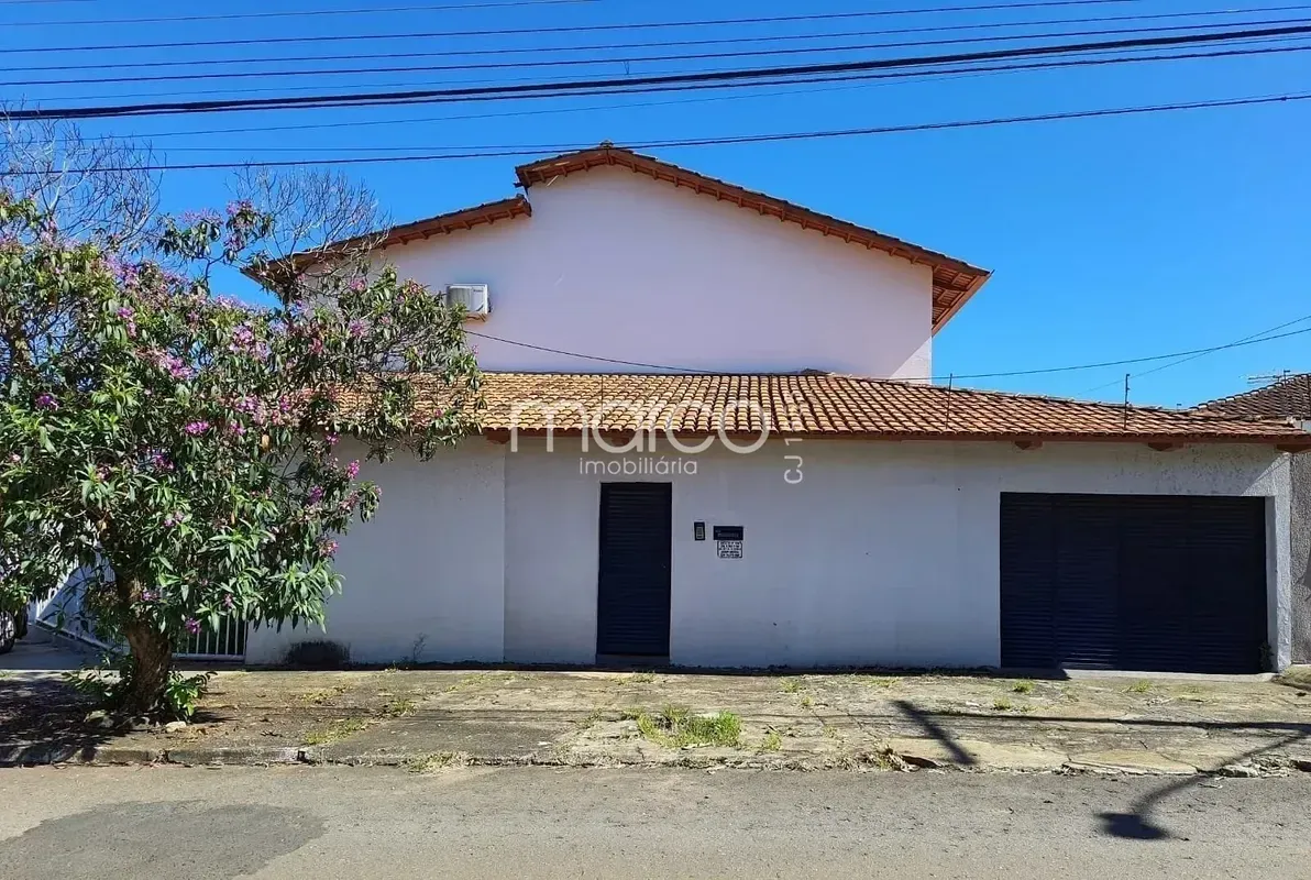 Residencial ou comercial contendo:Parte superior: 03 Quartos sendo um suíte, Sal...