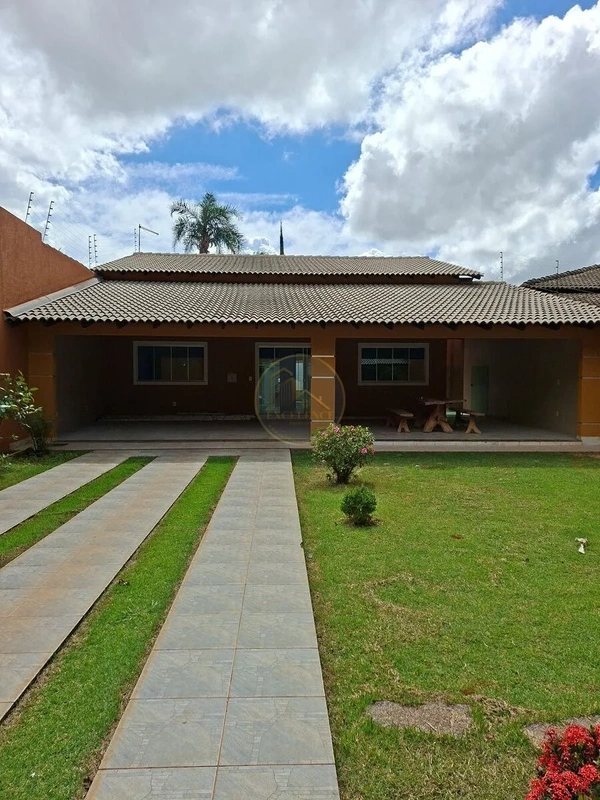 Casa térrea na laje, localizado na Av. São Francisco (NAO FICA DENTRO DE CONDOMÍ...