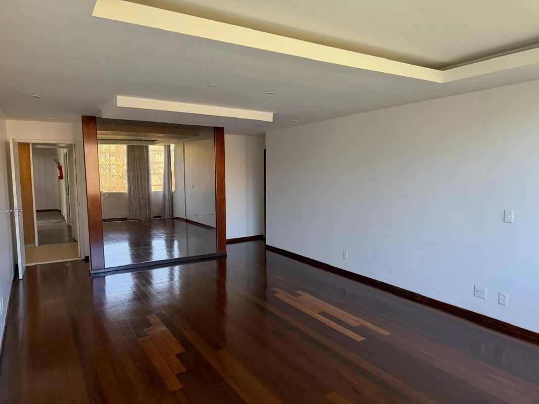 Apartamento com sala grande com 2 ambientes, 3 quartos amplos com muitos armário...