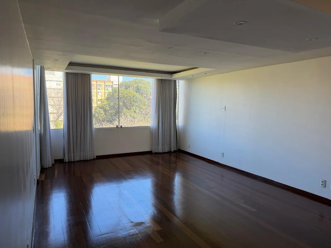 Apartamento com sala grande com 2 ambientes, 3 quartos amplos com muitos armário...