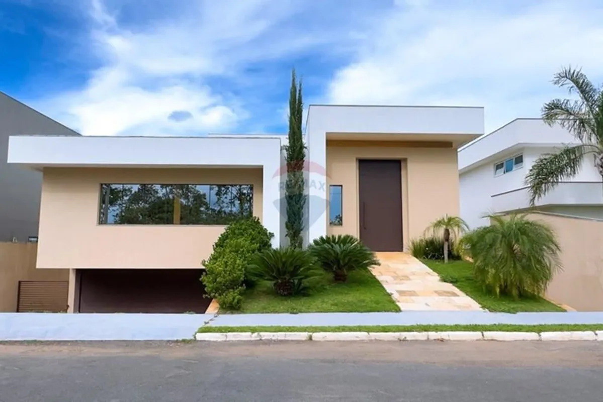 Casa de alto padrão com 4 suítes, cuidadosamente projetada para oferecer uma exp...